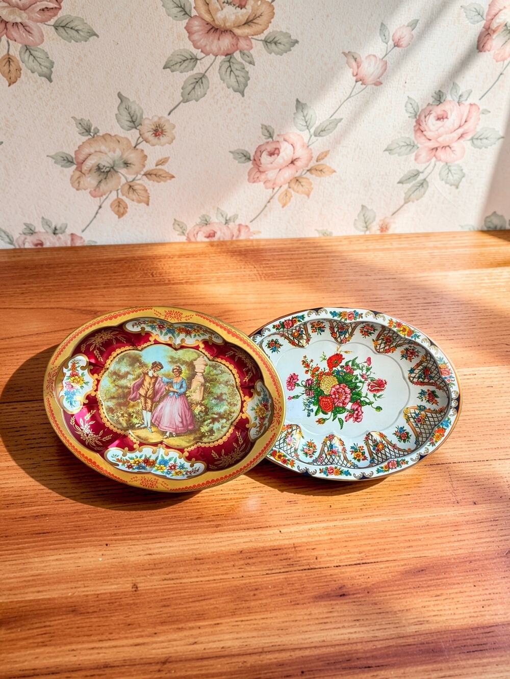 Vintage Daher Decorated Ware Metal Trays Set of 2 England Floral Victorian 70s